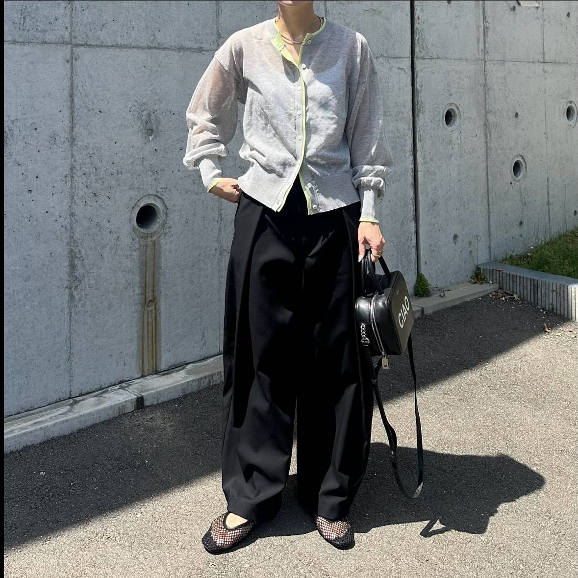グレー配色カーデ×黒ワイドパンツ