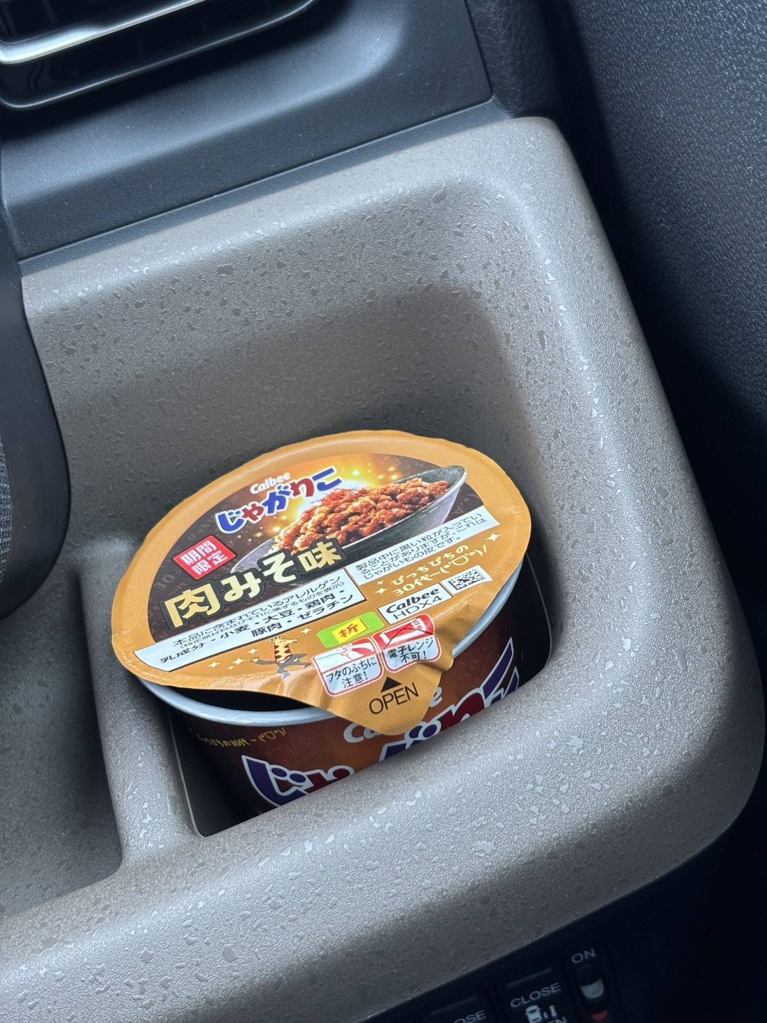 車内のじゃがりこ 肉みそ味