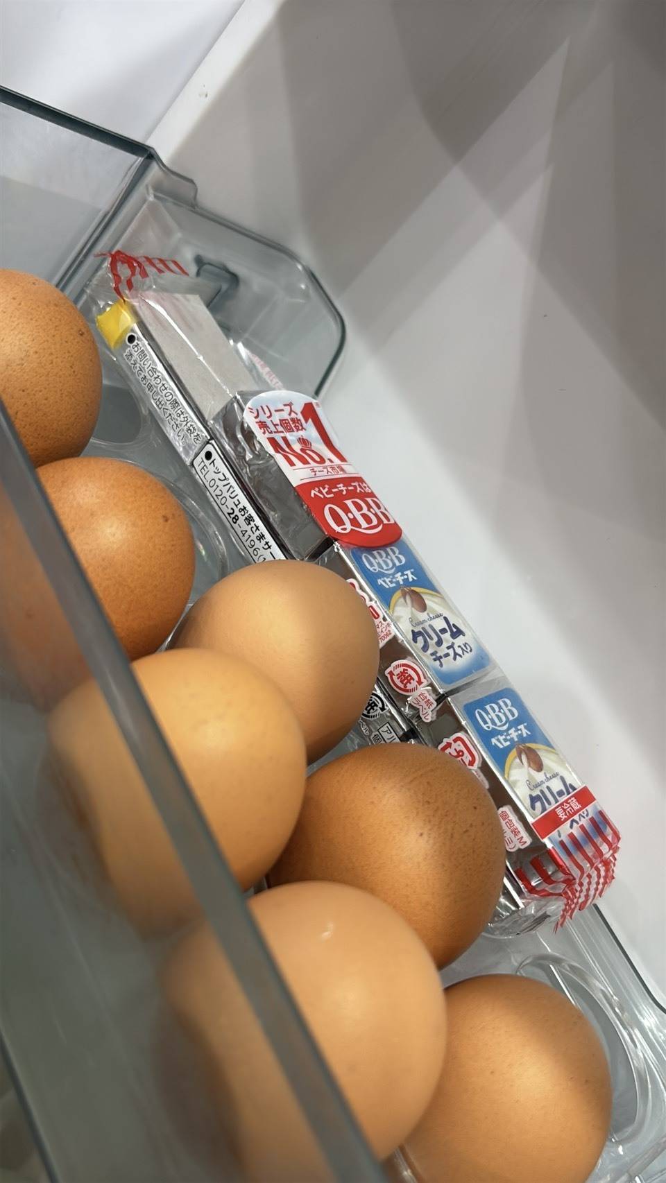 冷蔵庫の中のチーズと卵