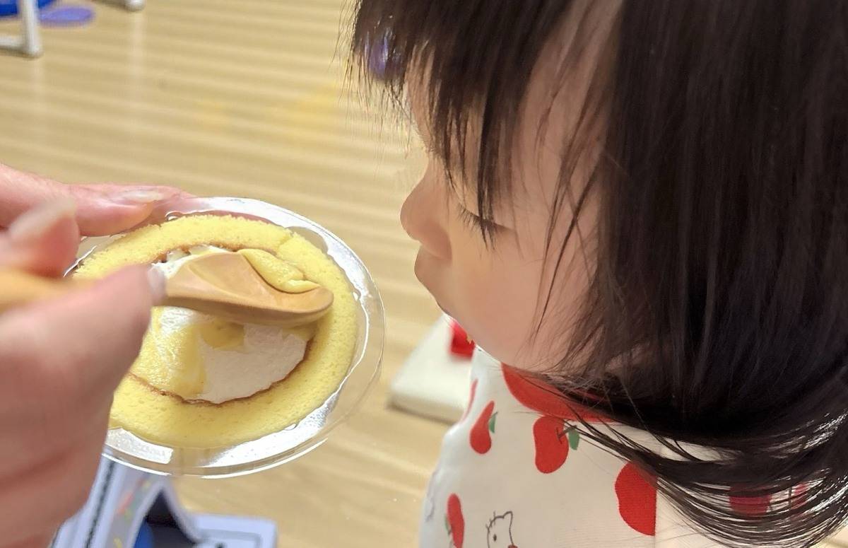 らぽっぽのお芋クリームプレミアムロールケーキを食べる女の子