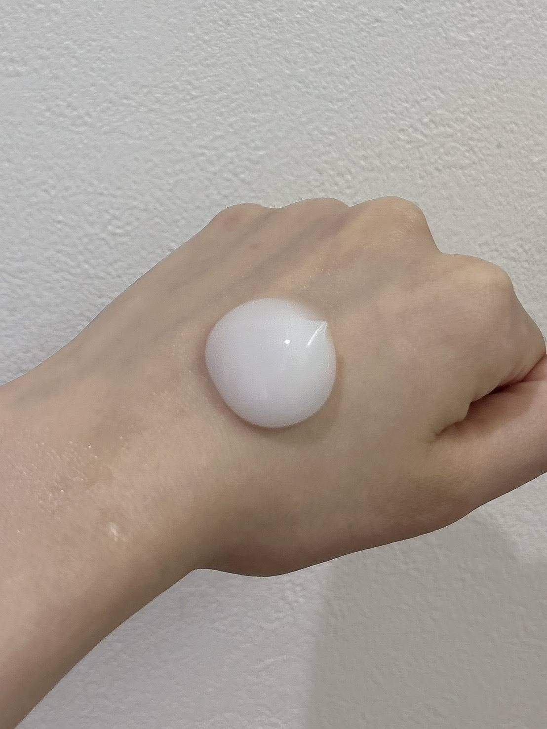 Beautederm スキン エクソトキシン エリクサー クリームを手にのせたところ