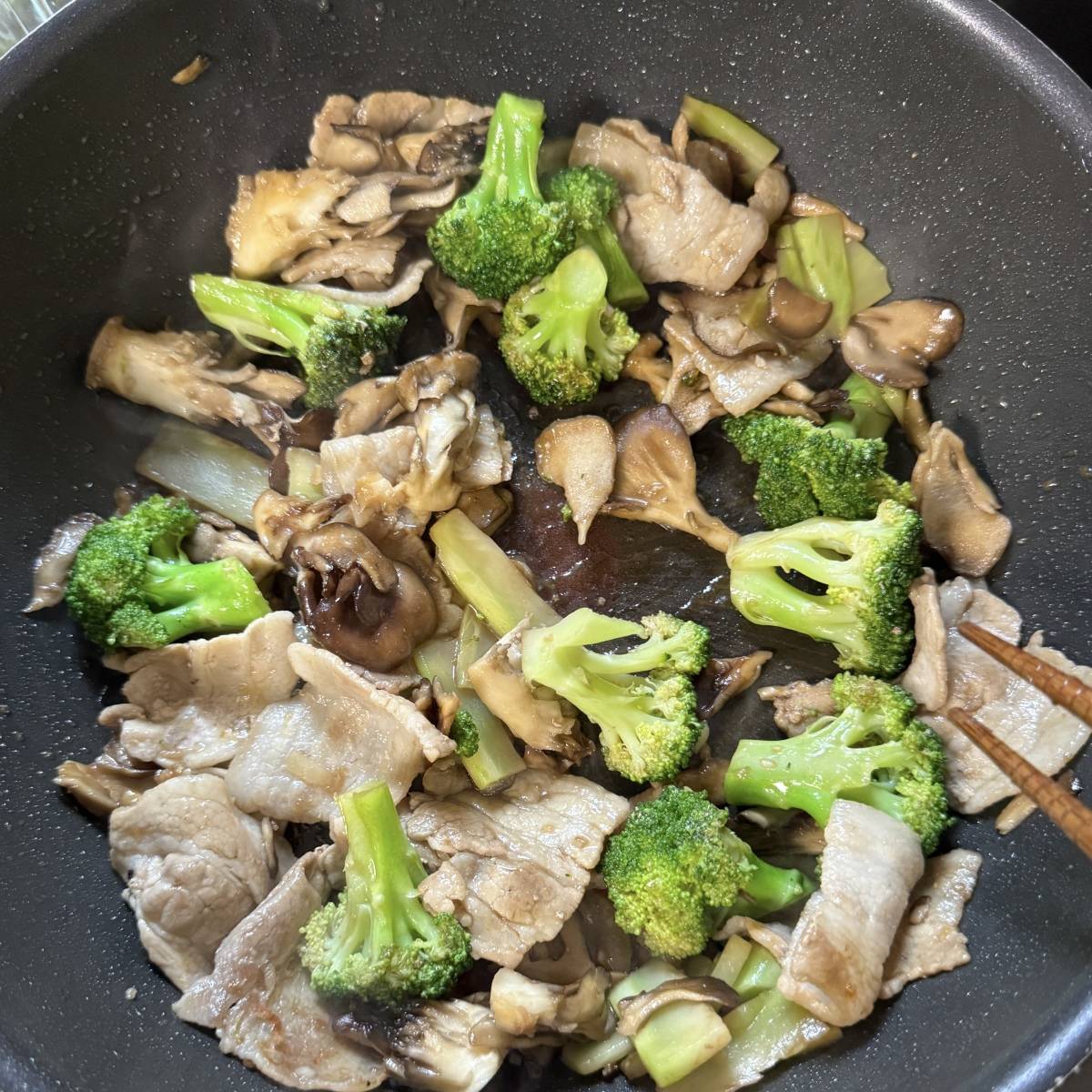 JAグループ公式の「ブロッコリーとまいたけと豚肉の炒め物」のレシピ