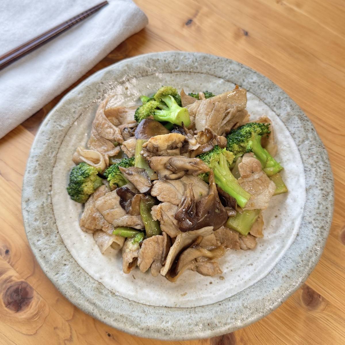 JAグループ公式の「ブロッコリーとまいたけと豚肉の炒め物」のレシピ