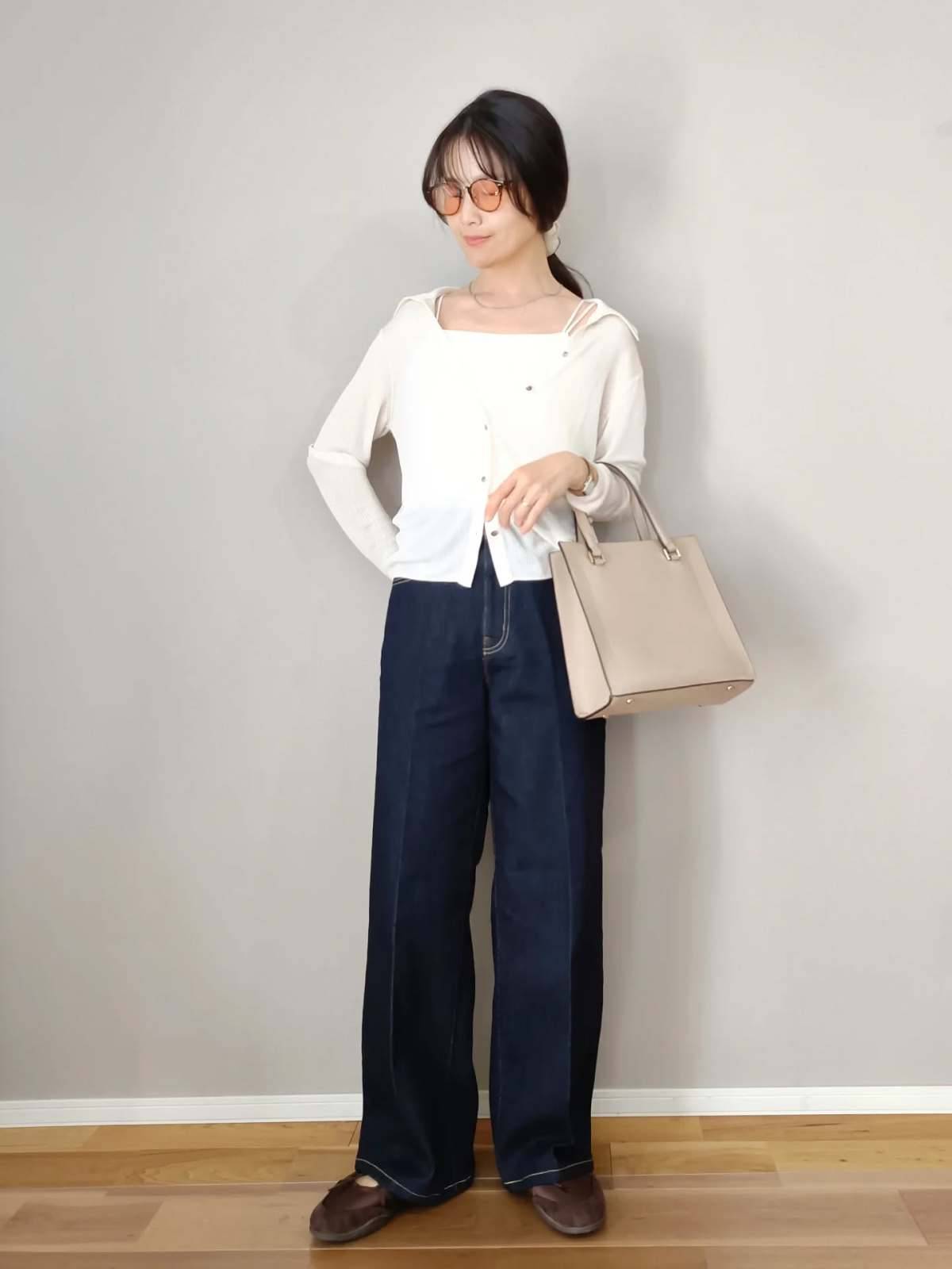 白カーディガン×インディゴカラーのデニムパンツ