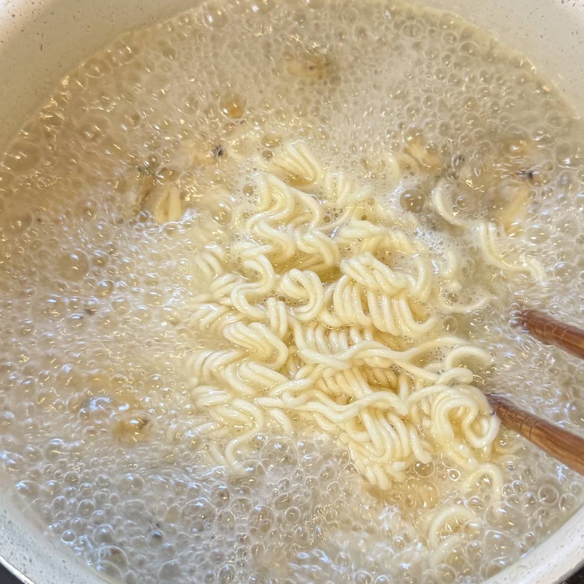 サッポロ一番公式の「ボンゴレビアンコ風塩スープラーメン」のレシピ