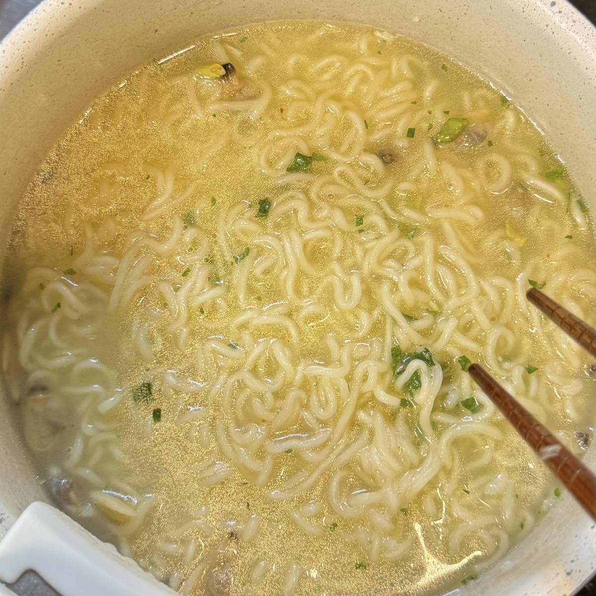 サッポロ一番公式の「ボンゴレビアンコ風塩スープラーメン」のレシピ