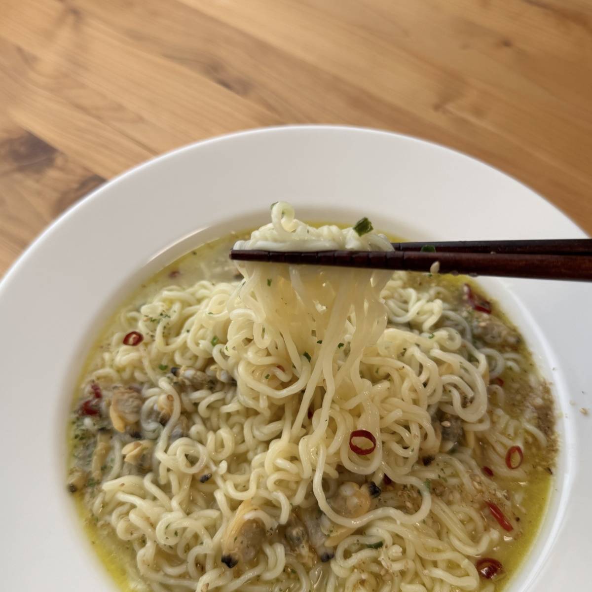 サッポロ一番公式の「ボンゴレビアンコ風塩スープラーメン」のレシピ