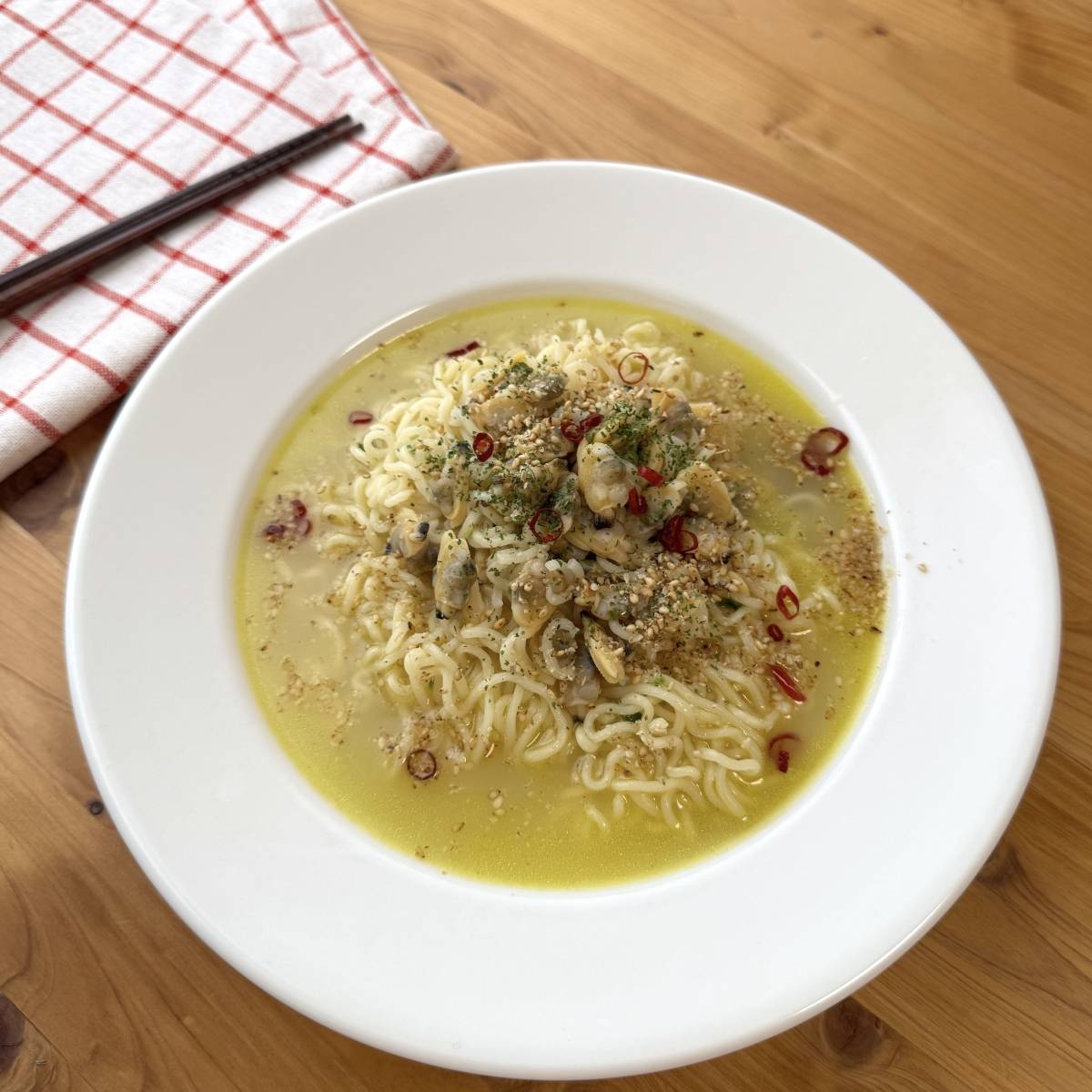 サッポロ一番公式の「ボンゴレビアンコ風塩スープラーメン」のレシ