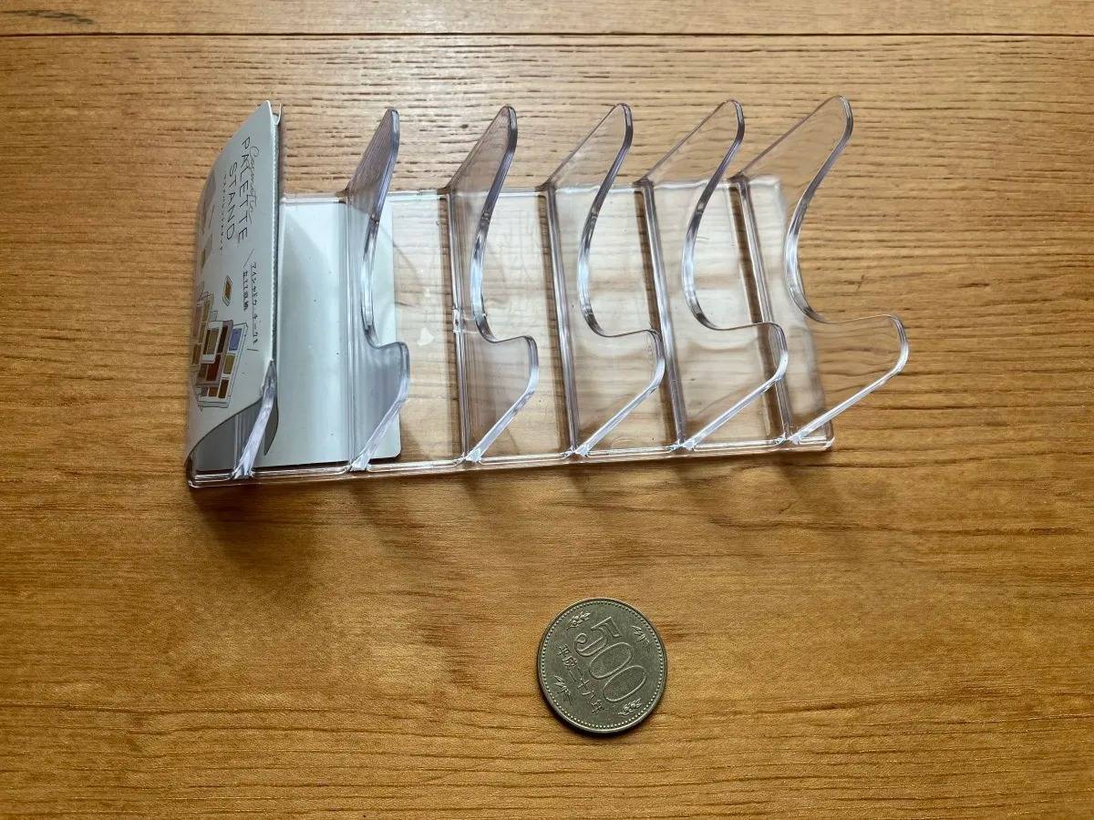 セリア：コスメパレットスタンド