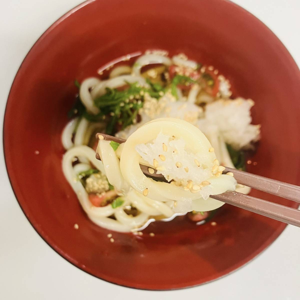 テーブルマーク公式の「薬味たっぷり冷やしうどん」のレシピ