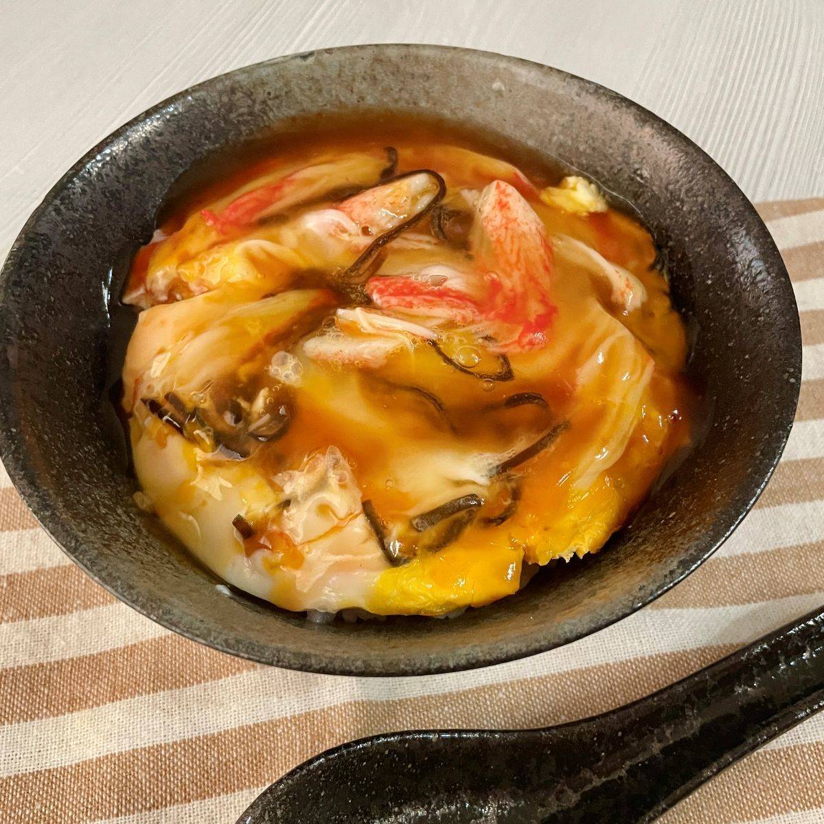 くらこん公式の「ズボラかに玉丼」のレシピ