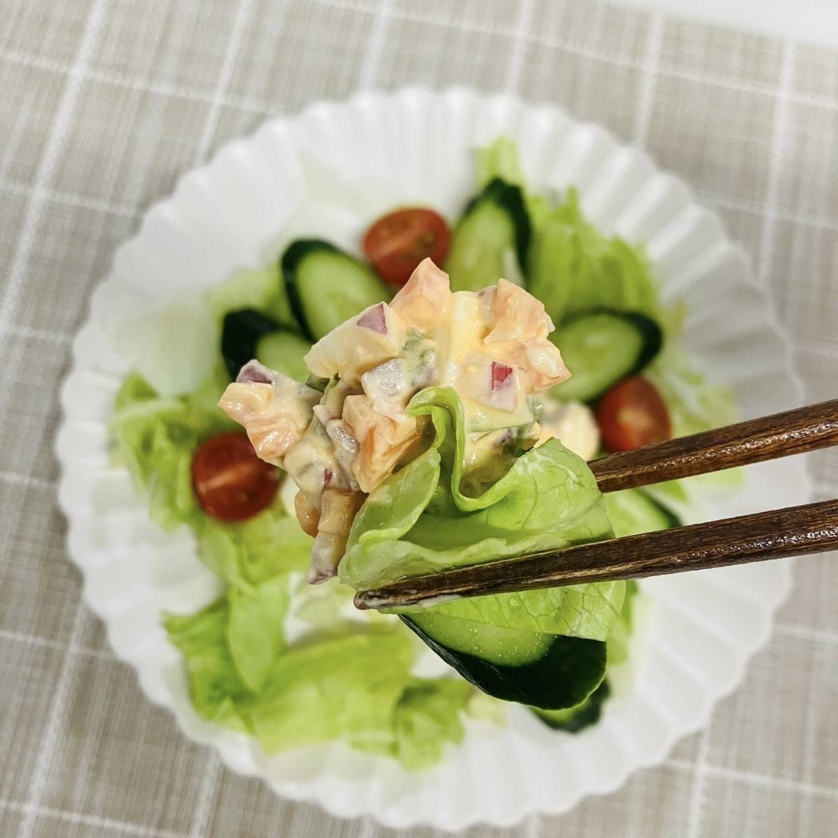 JAグループ公式の「アスパラとレタスのサラダ☆野菜タルタルソースがけ」のレシピ