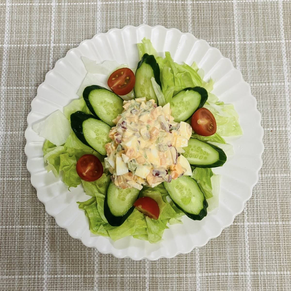 JAグループ公式の「アスパラとレタスのサラダ☆野菜タルタルソースがけ」のレシピ