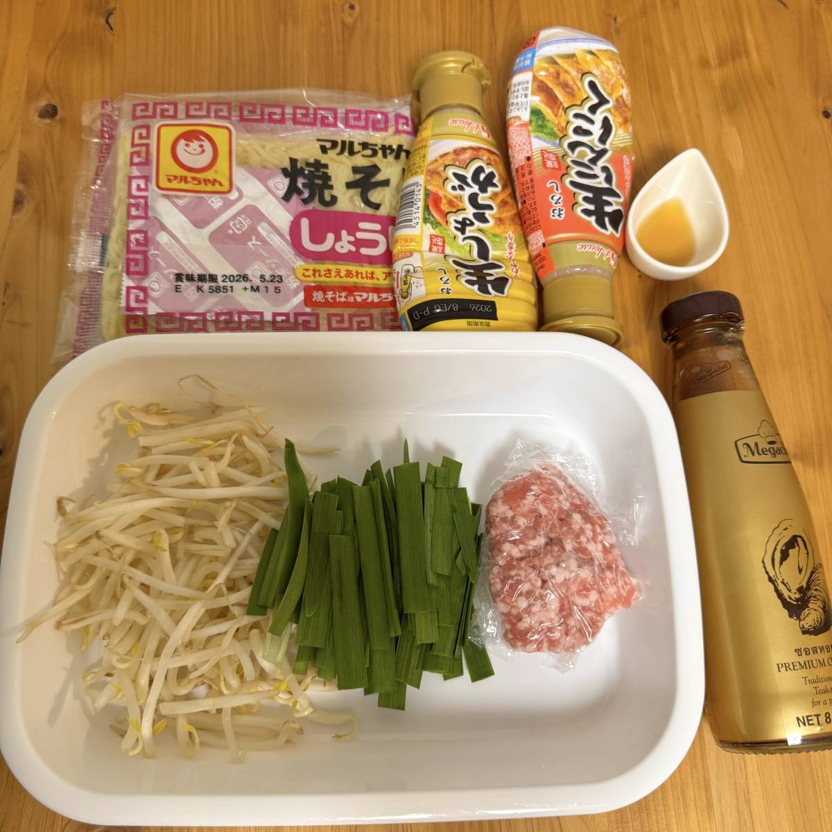 マルちゃん公式の「中華風アレンジ もやしとニラの上海風焼そば」のレシピ