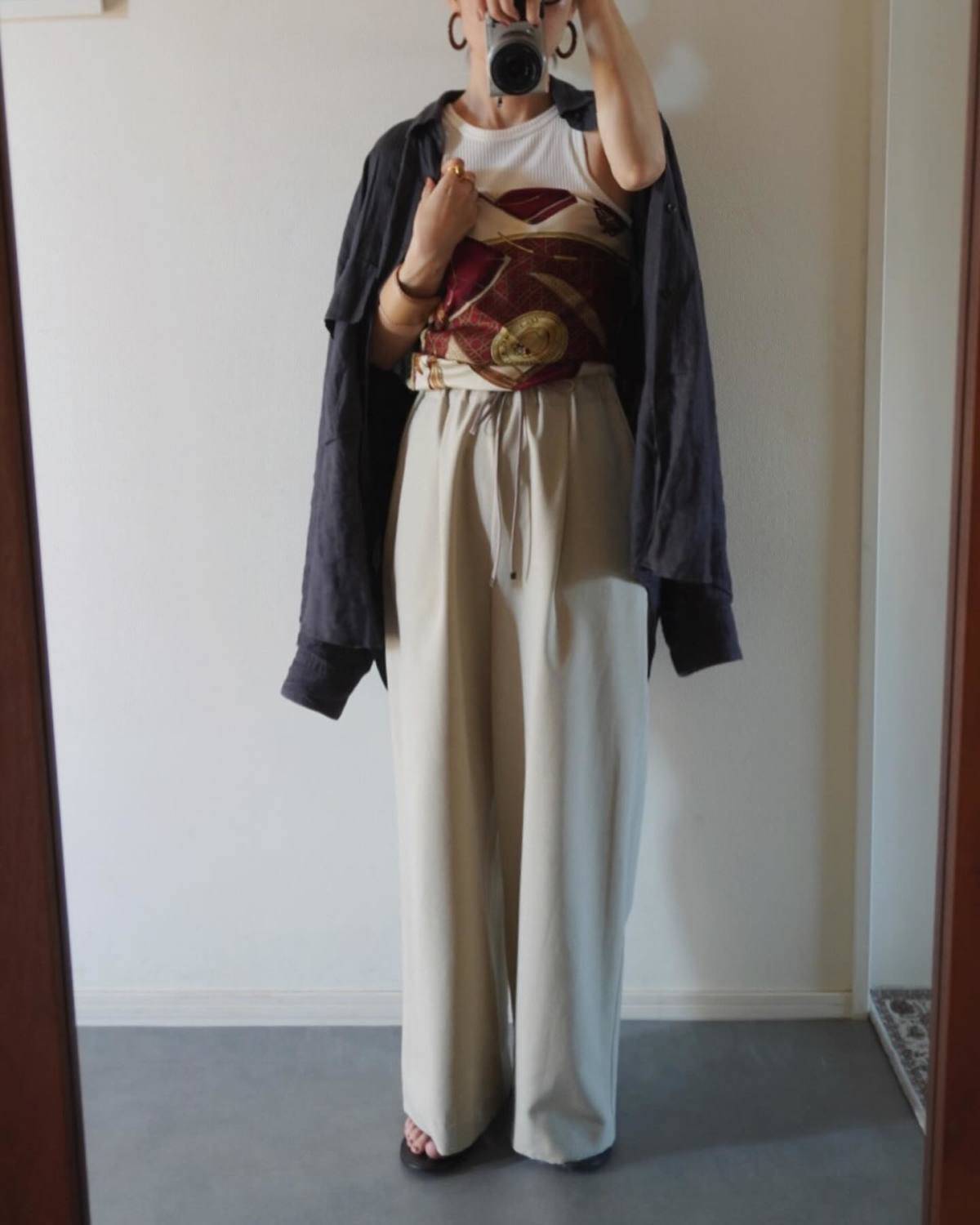 トップスの重ね着×シャツを肩掛け