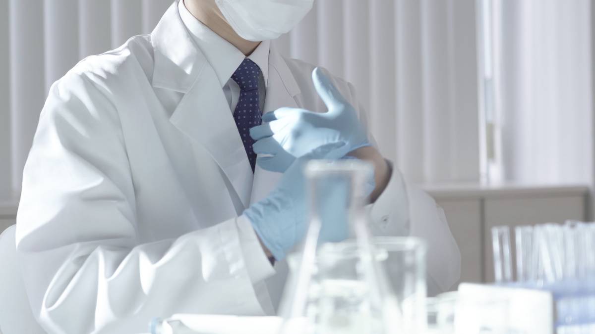 検査をしている白衣姿の男性