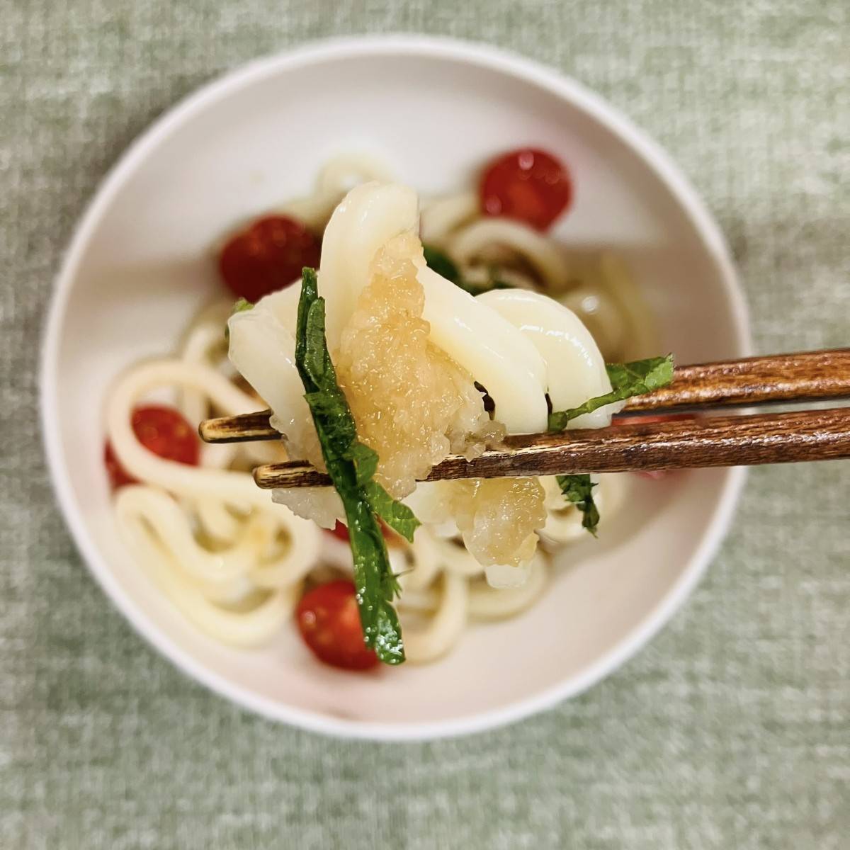 テーブルマーク公式の「しょうがトマトのおろしうどん」のレシピ