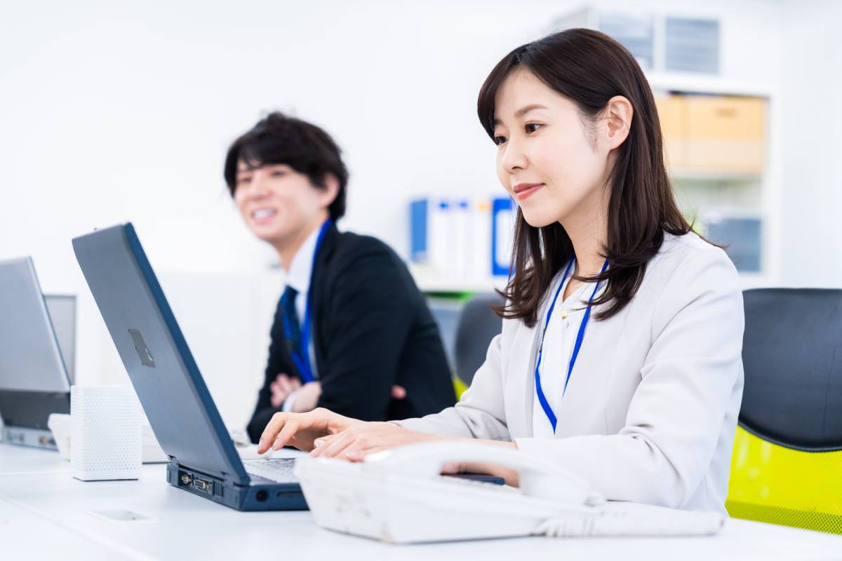 オフィスで仕事をしている人たち