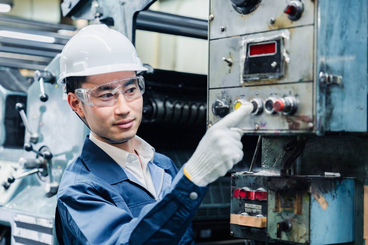 機械を扱う作業員の男性