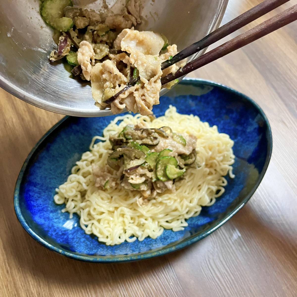サッポロ一番公式の「豚肉と夏野菜の冷やしごまみそラーメン」のレシピ