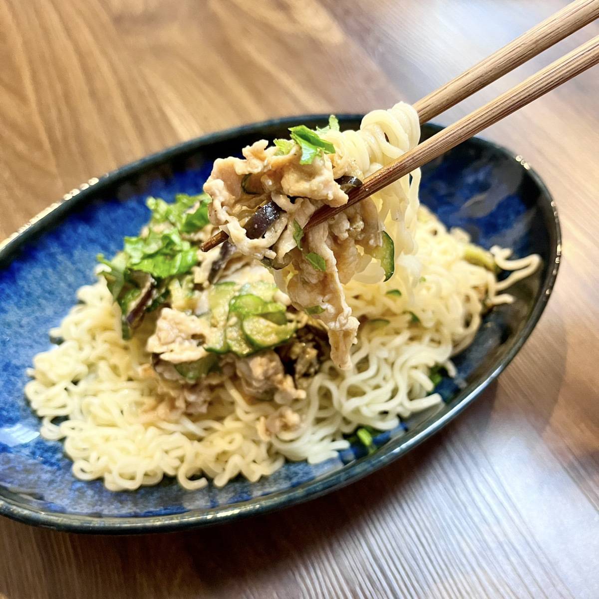 サッポロ一番公式の「豚肉と夏野菜の冷やしごまみそラーメン」のレシピ