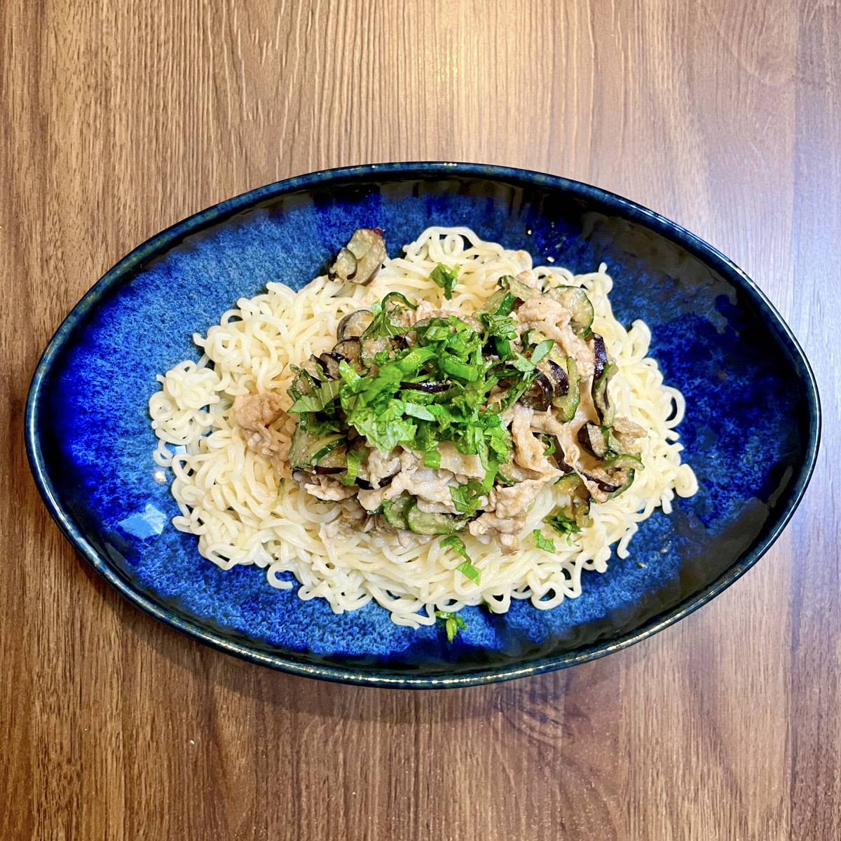 サッポロ一番公式の「豚肉と夏野菜の冷やしごまみそラーメン」のレシピ