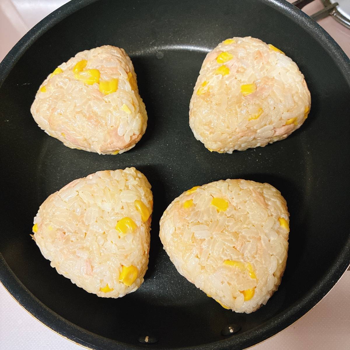 いなば公式の「ツナ・コーンの焼おにぎり」のレシピ