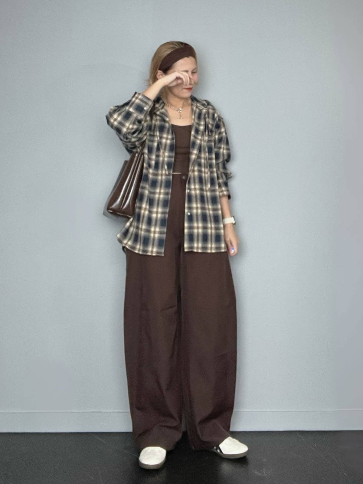 ブラウンコーデにチェック柄シャツを羽織る！