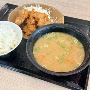 【かつや】コスパ抜群の人気メニュー「とん汁定食(から揚げ)」を本音レビュー！鬼リピしたくなる旨さだよ