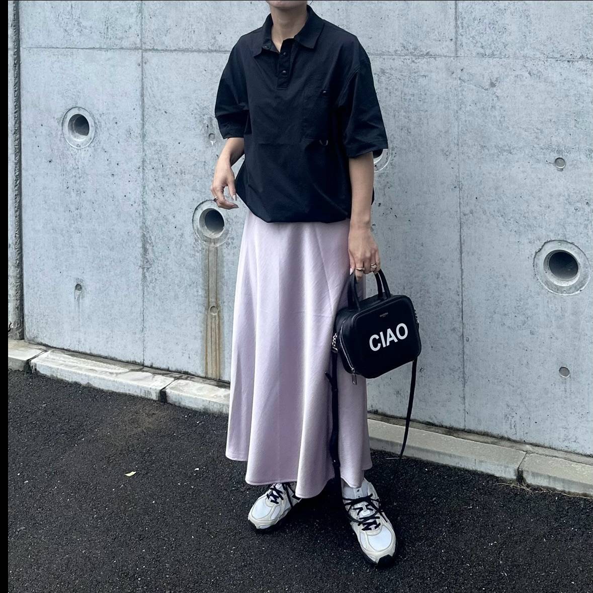 ポロシャツ×サテンスカート
