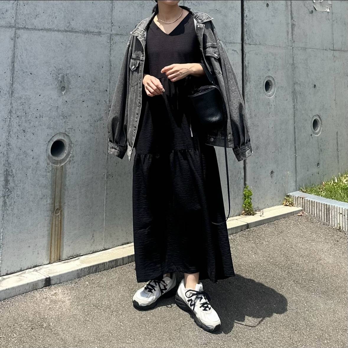 ワンピース×デニムジャケット肩掛け