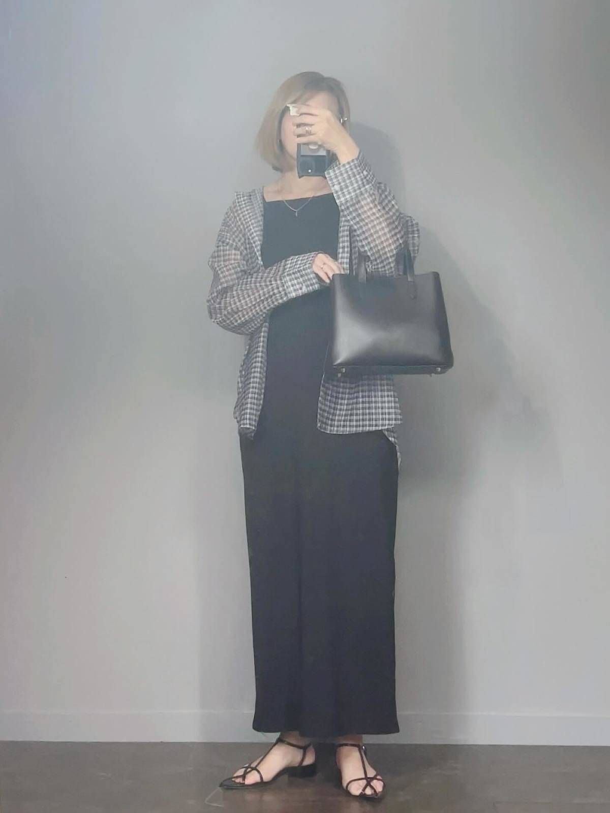 シアー素材のチェック柄シャツを羽織る♪