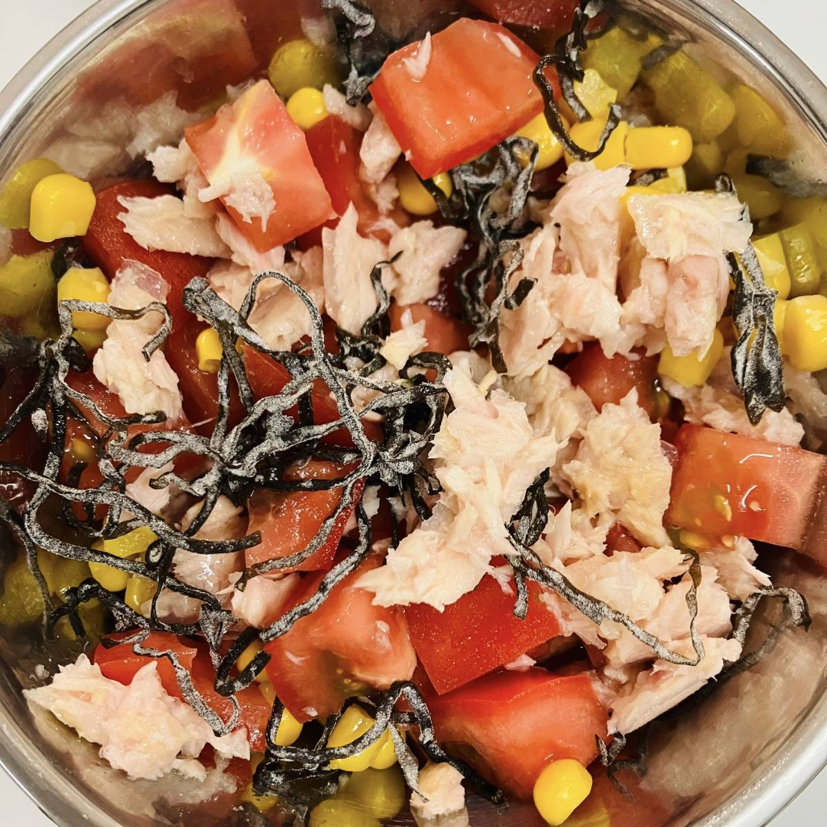 くらこん公式の「ツナとトマトのさっぱりサラダ」のレシピ