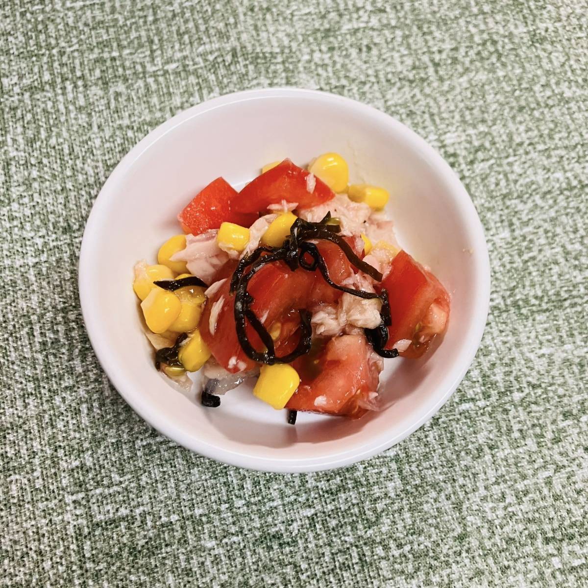 くらこん公式の「ツナとトマトのさっぱりサラダ」のレシピ