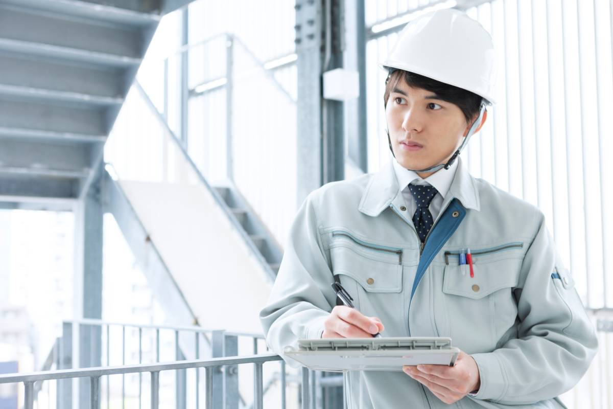 作業着姿の男性
