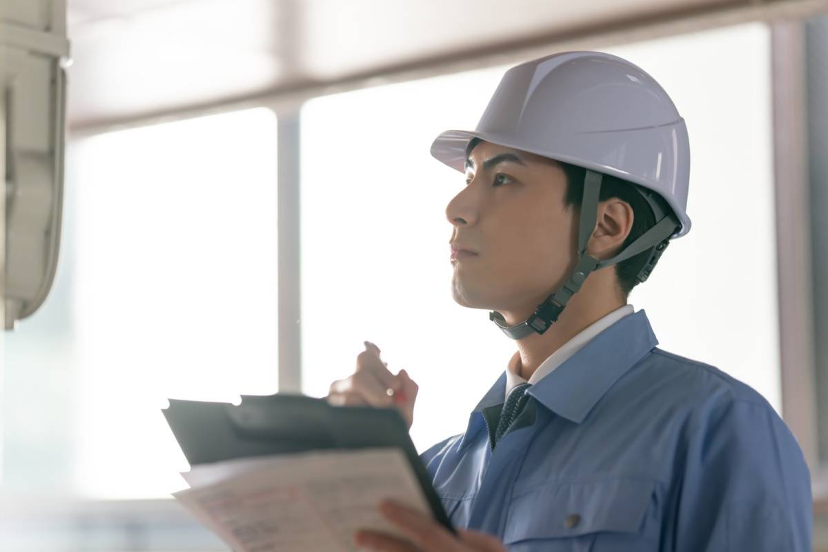 作業着姿の男性