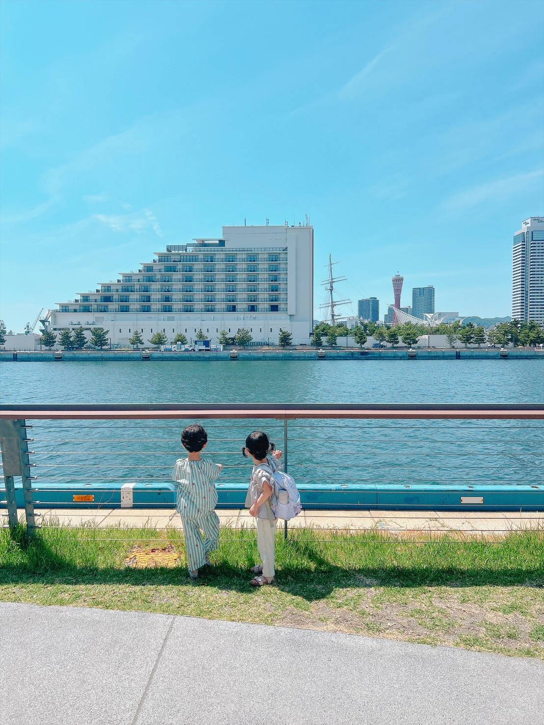 海を見る2人の子ども