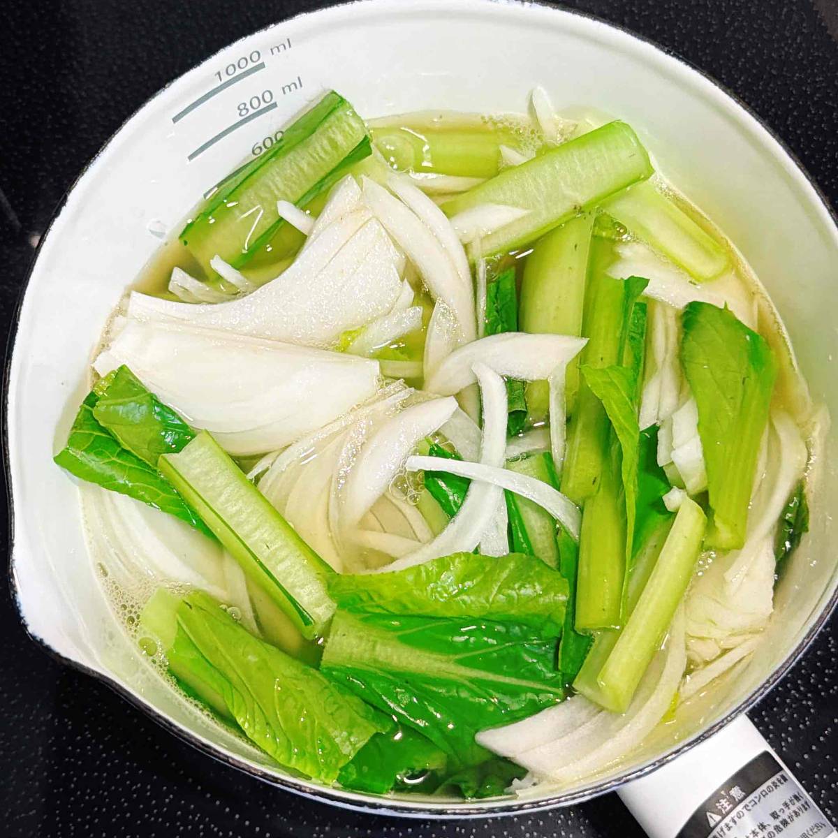 JAグループ公式の「小松菜と玉ねぎとエノキのスープ♪」のレシピ