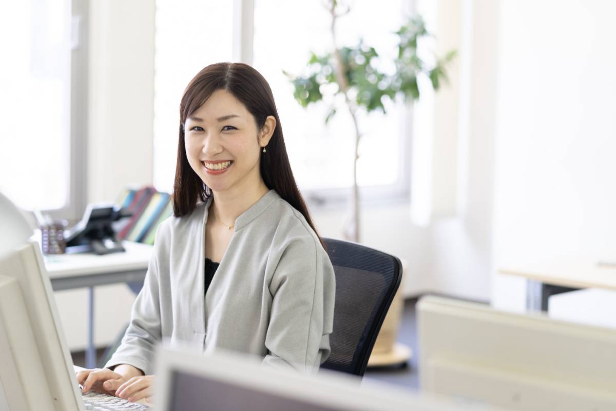 事務仕事をしている女性