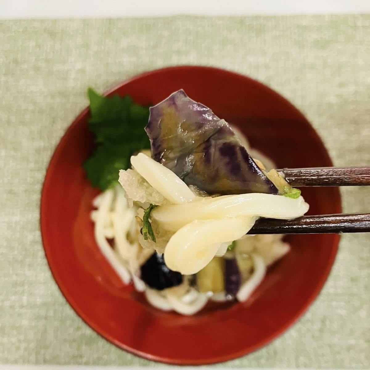 テーブルマーク公式の「揚げなすのおろし和えうどん」のレシピ