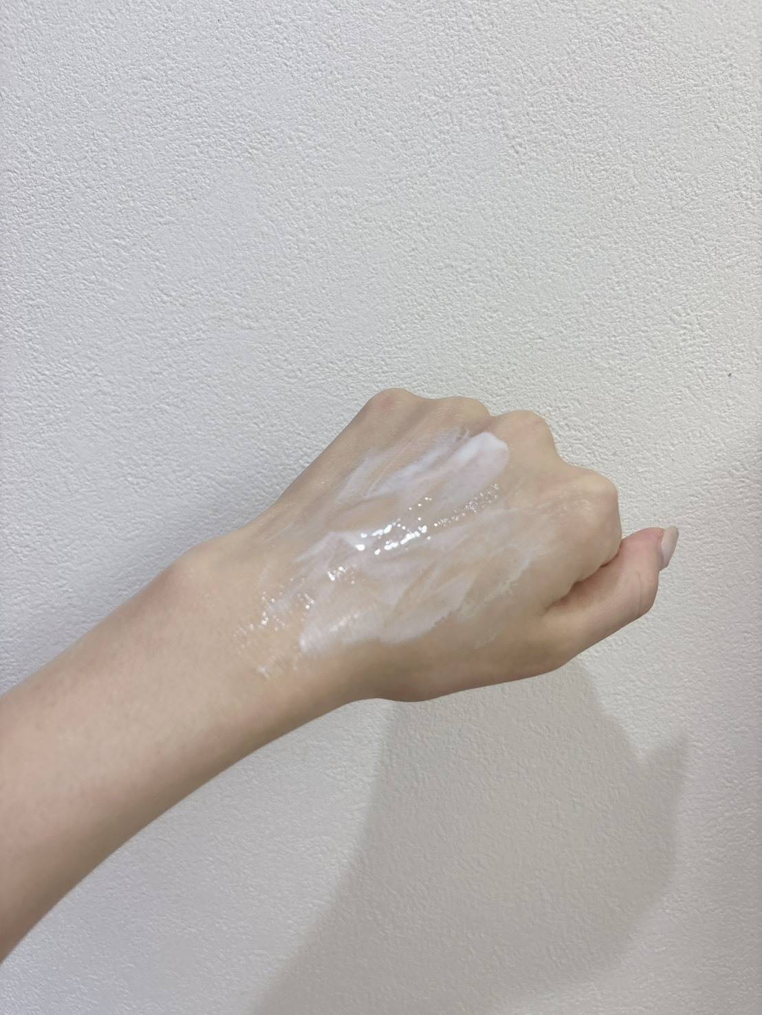 Beautederm「スキンプロテクション エリシアエッセンス」を手に塗り広げたところ