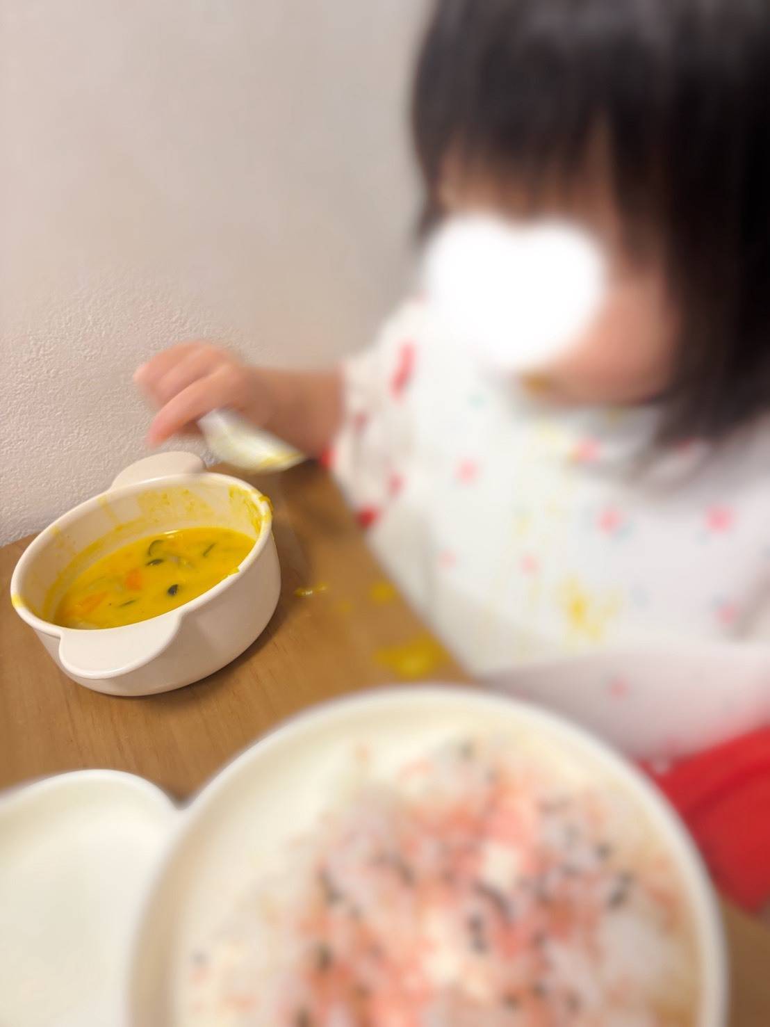 かぼちゃシチューを食べる女の子