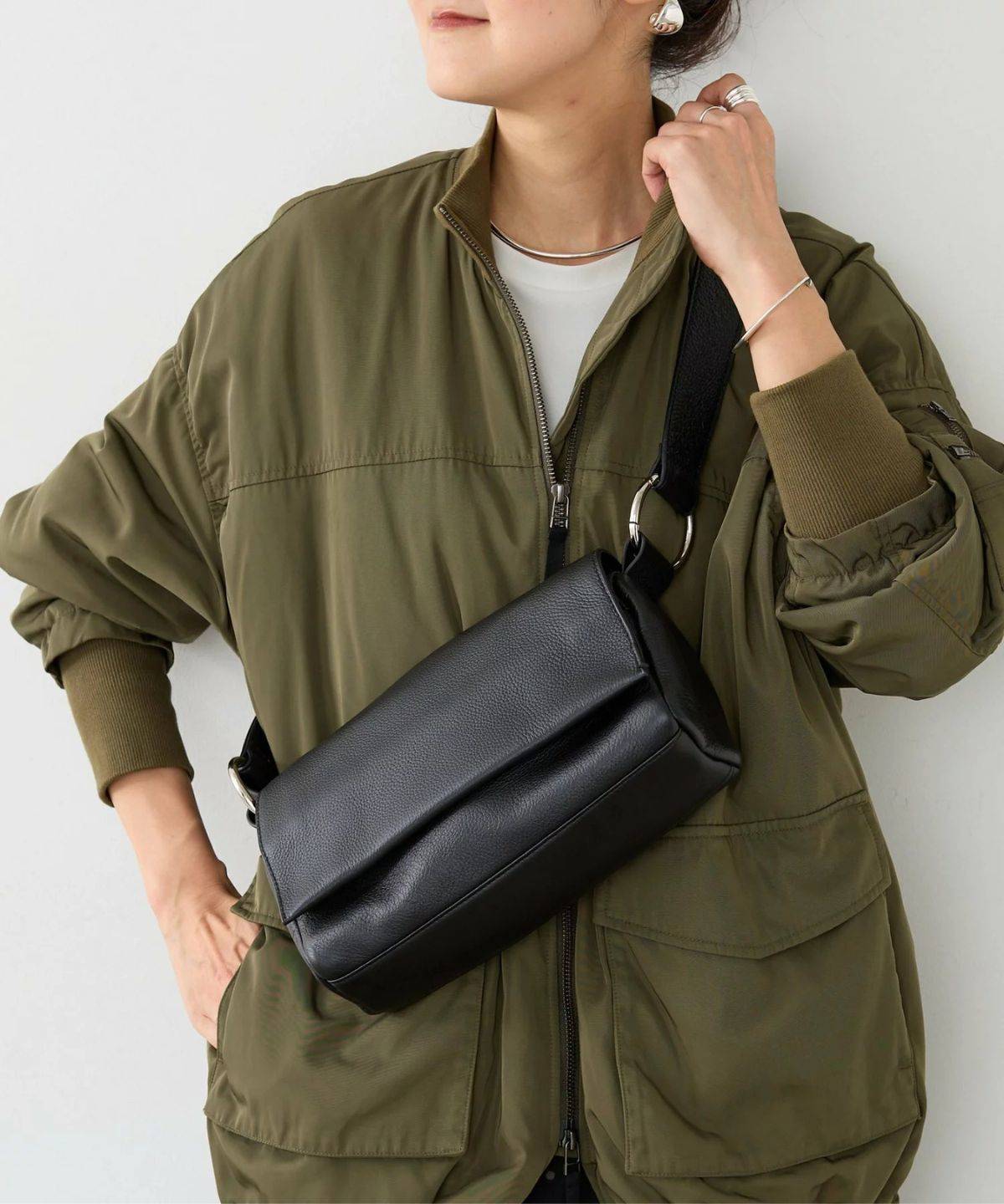 BEARDSLEY レザーボディバッグ