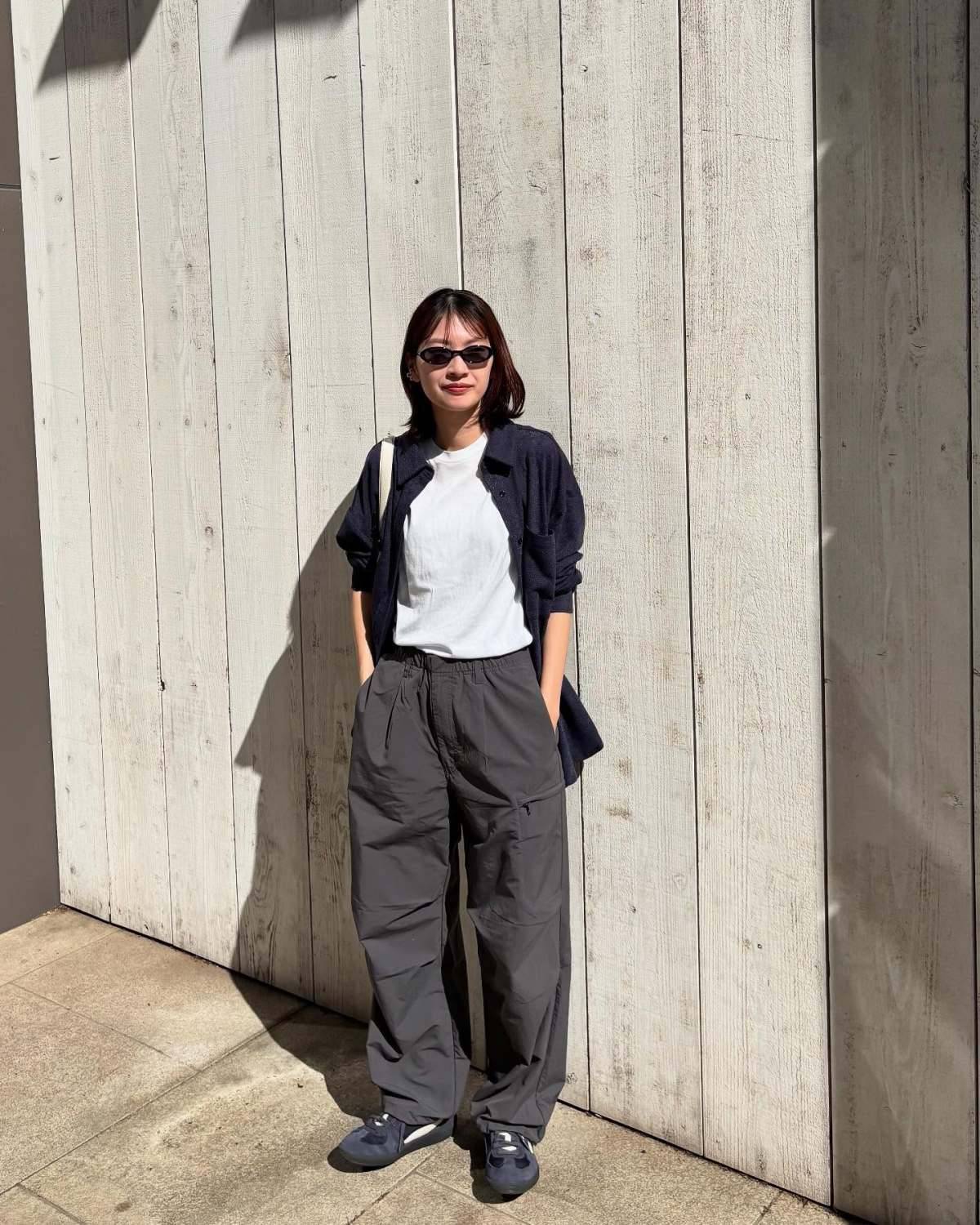Tシャツ×カーゴパンツに羽織る！