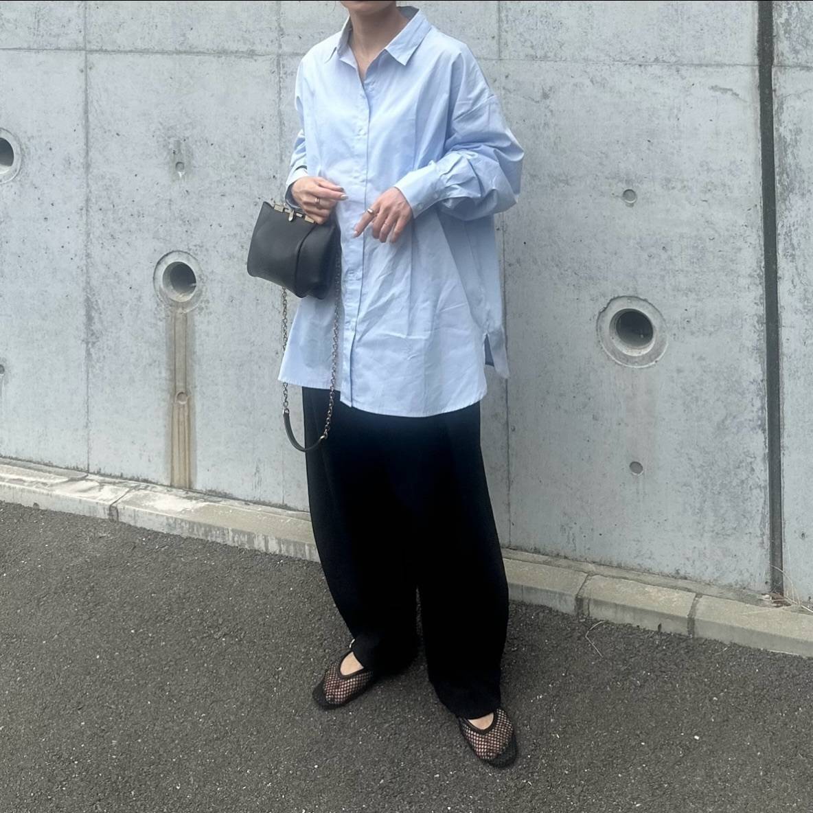 オーバーサイズのシャツ×ワイドパンツ