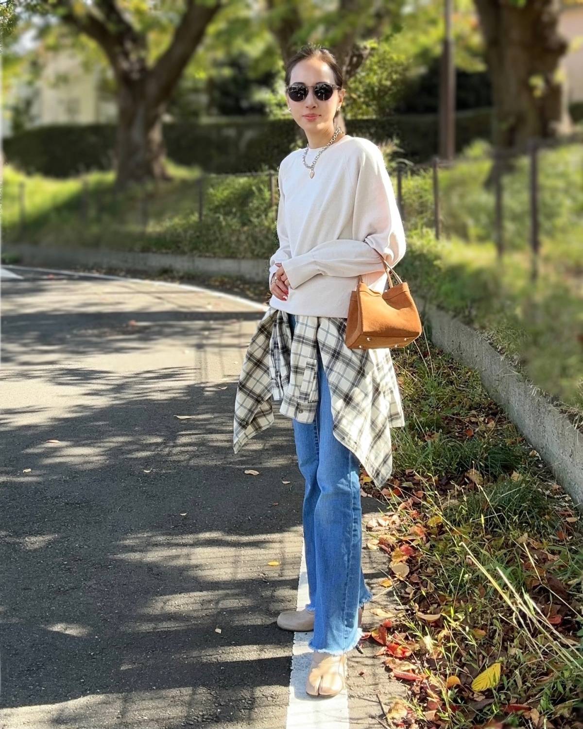 スウェット×デニムパンツに腰巻きする！