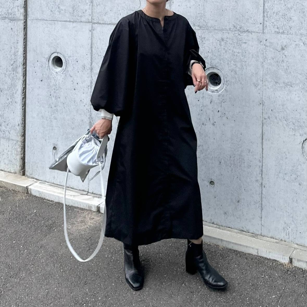 メタリックカラーのバッグをアクセントにする♡