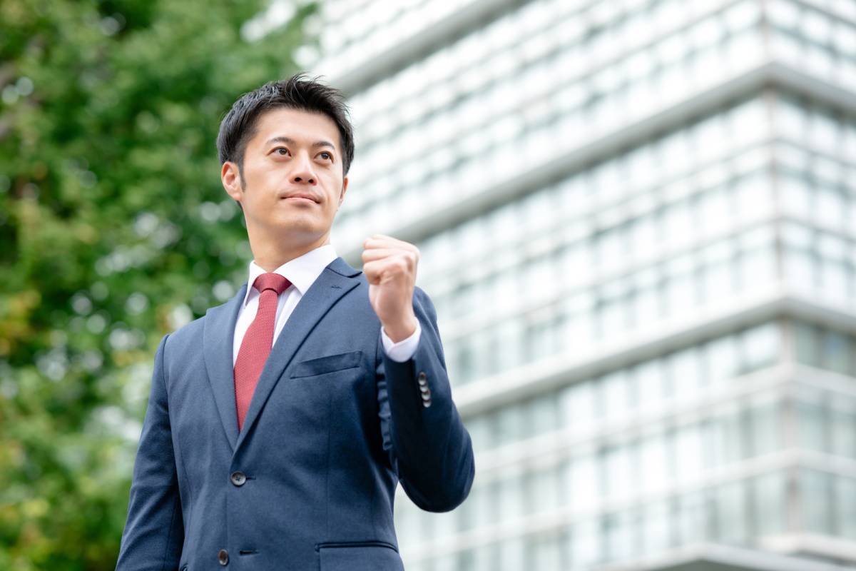 ガッツポーズをしている男性