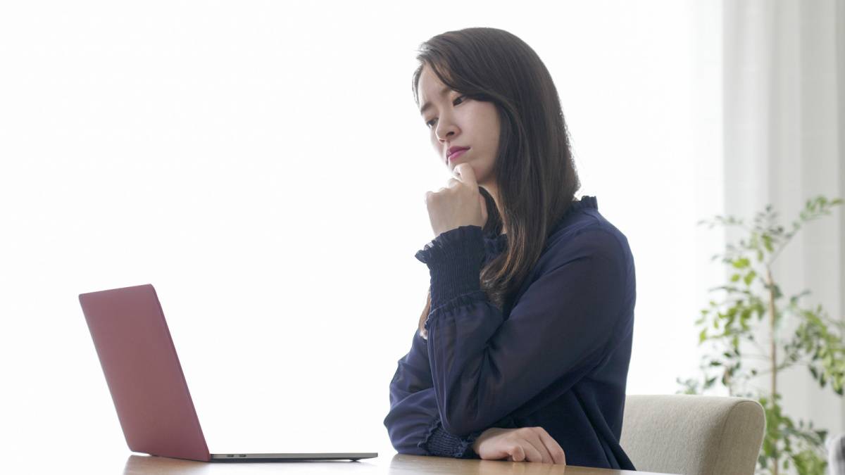 パソコンを見て悩んでいる女性