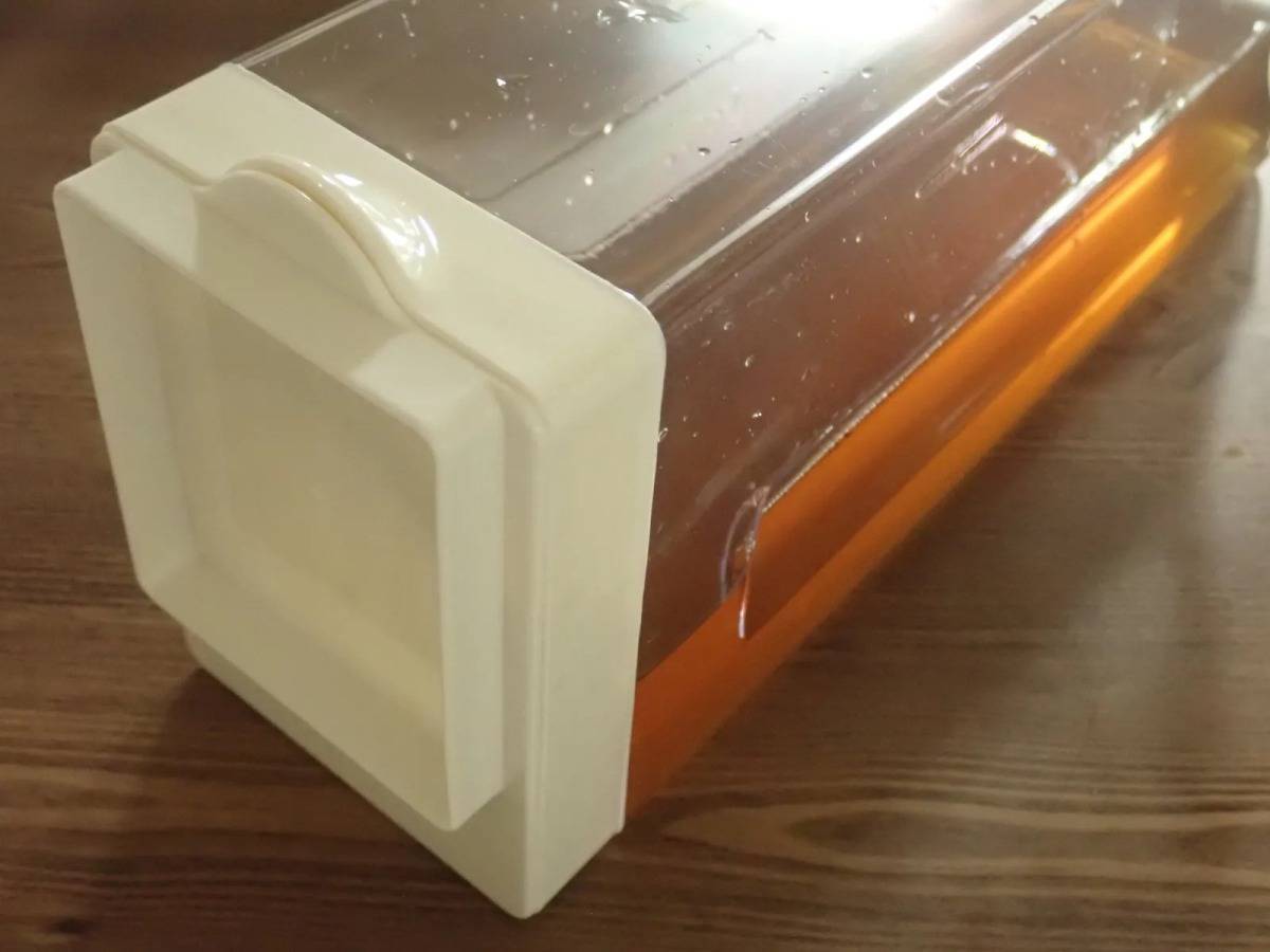 ダイソー：横置きできる冷水筒(1.6L)